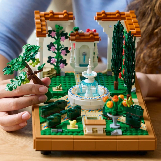 Конструктор Lego Icons Дитячий Сад з Фонтанами (10359) - изображение 6
