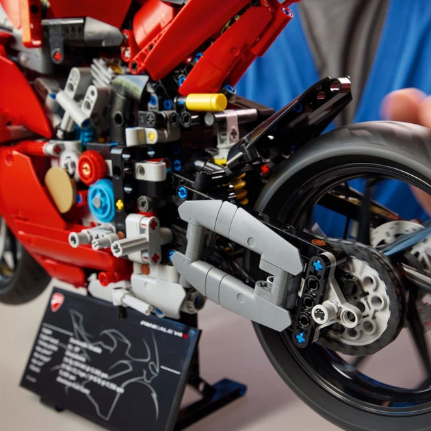 Конструктор Lego Technic Мотоцикл Ducati Panigale V4 S (42202) - Фото 6 Конструктор Lego Technic Мотоцикл Ducati Panigale V4 S (42202) - изображение 6