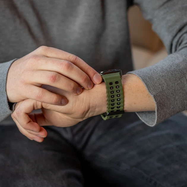 Перфорований ремінець broband Classic Color для Samsung Galaxy Watch Ultra – зелено-чорний (силікон) - Фото 7 Перфорований ремінець broband Classic Color для Samsung Galaxy Watch Ultra – зелено-чорний (силікон) - зображення 7