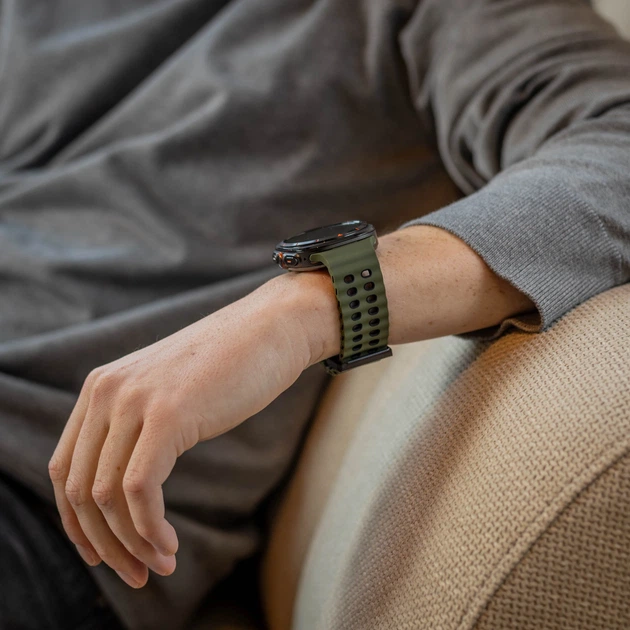 Перфорований ремінець broband Classic Color для Samsung Galaxy Watch Ultra – зелено-чорний (силікон) - Фото 9 Перфорований ремінець broband Classic Color для Samsung Galaxy Watch Ultra – зелено-чорний (силікон) - зображення 9