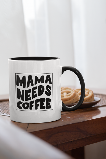 Кружка на подарок керамическая с принтом "Mama Needs Coffee" 330 мл, белая с черной ручкой - Фото 2 Кружка на подарок керамическая с принтом "Mama Needs Coffee" 330 мл, белая с черной ручкой - изображение 2