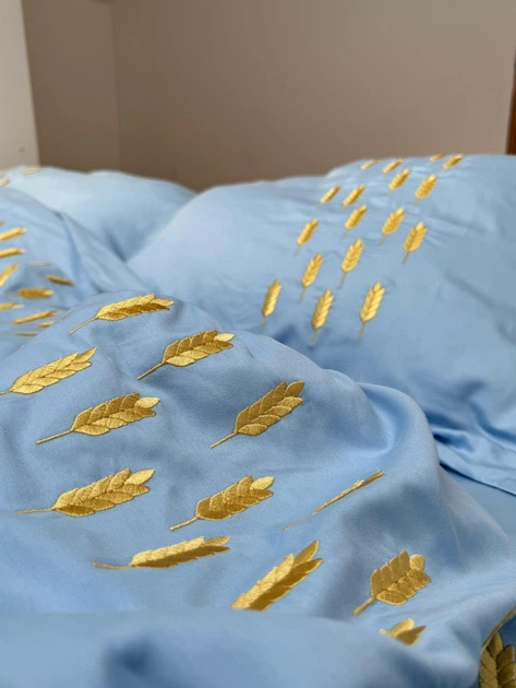Комплект постільної білизни Cozy небесно-блакитний з вишитими золотими колосками (Сімейний 1) 150*200 см 2 шт, простирадло без резинки 200*240 см - Фото 6 Комплект постільної білизни Cozy небесно-блакитний з вишитими золотими колосками (Сімейний 1) 150*200 см 2 шт, простирадло без резинки 200*240 см - зображення 6