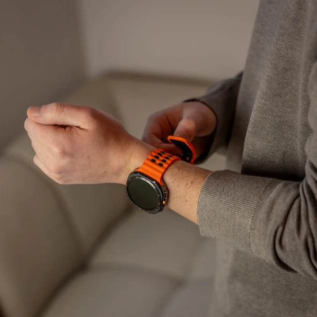 Перфорований ремінець broband Classic Color для Samsung Galaxy Watch Ultra (2025) – помаранчево-чорний (силікон) - Фото 7 Перфорований ремінець broband Classic Color для Samsung Galaxy Watch Ultra (2025) – помаранчево-чорний (силікон) - зображення 7