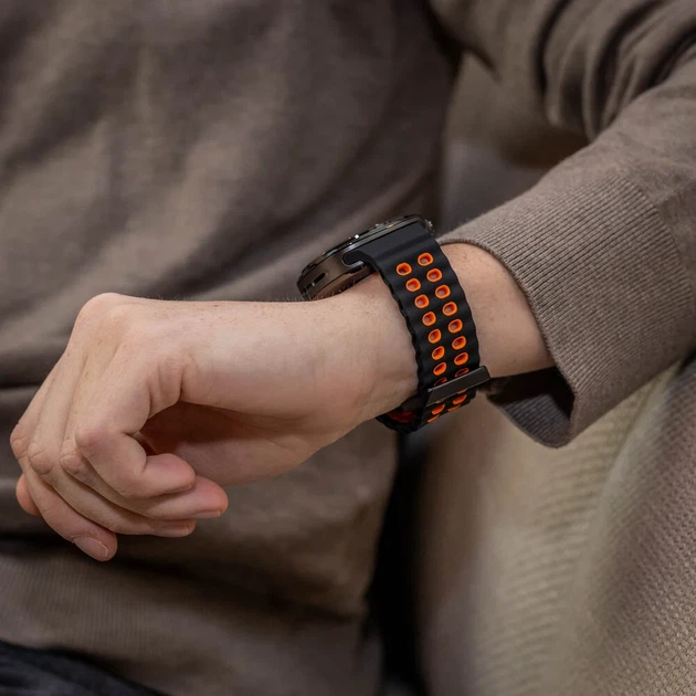Перфорований ремінець broband Classic Color для Samsung Galaxy Watch Ultra (2025) – чорно-помаранчевий (силікон) - зображення 7