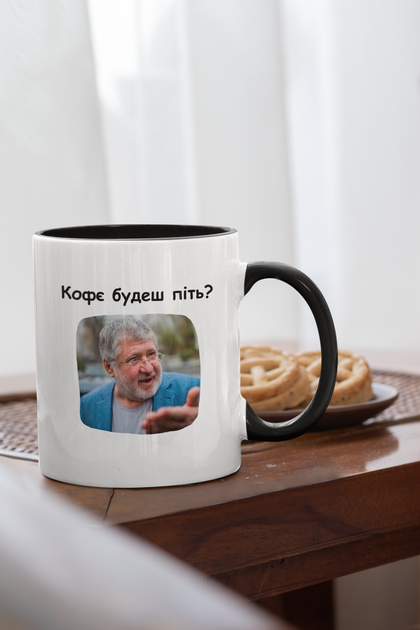 Чашка подарункова керамічна з принтом "Кофє Коломойський" 330 мл, біла з чорною ручкою - Фото 2 Чашка подарункова керамічна з принтом "Кофє Коломойський" 330 мл, біла з чорною ручкою - зображення 2