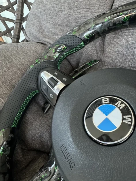 Руль из кованого карбона BMW M с зелеными акцентами и LED-экраном для серии F - изображение 2