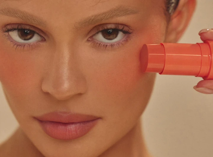 Румяна-стик Kylie Cosmetics "Hey sugar" Powder Blush Stick - Фото 4 Румяна-стик Kylie Cosmetics "Hey sugar" Powder Blush Stick - изображение 4