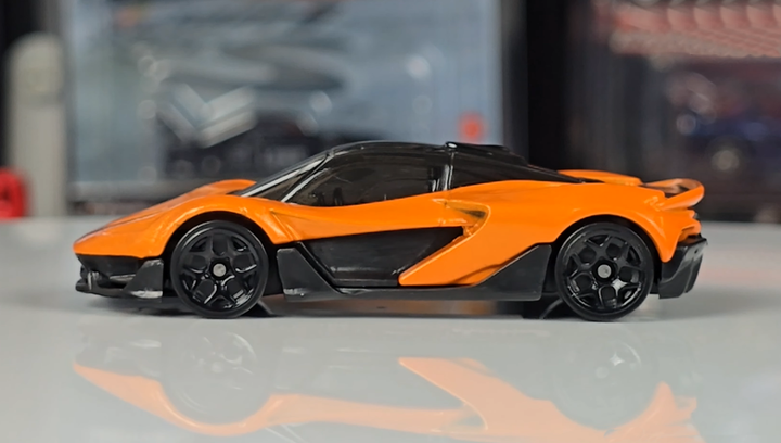 Машинка Базовая Hot Wheels McLaren W1 Race Day 1:64 HYW41 Orange