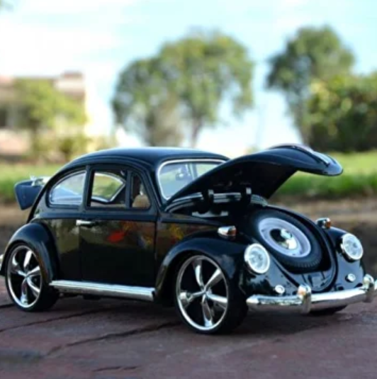 Моделька машины Volkswagen Beetle в масштабе 1:18 имеет подвижные элементы - Фото 5 Моделька машины Volkswagen Beetle в масштабе 1:18 имеет подвижные элементы - изображение 5