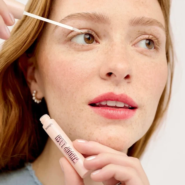 Сироватка для росту вій Benefit Eyes Whoop Lash Enhancing Serum 2 мл - Фото 2 Сироватка для росту вій Benefit Eyes Whoop Lash Enhancing Serum 2 мл - зображення 2