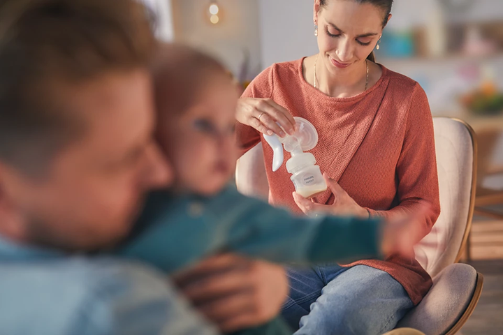 Laktator mechaniczny Philips Avent Natural Motion 125 ml +3 pojemniki SCF430/13 (8710103944010) - obraz 7