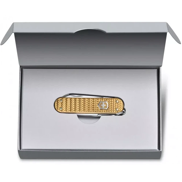 Складной нож Victorinox Classic SD Precious Alox для повседневного использования золотистый рифленый 5 функций - изображение 5