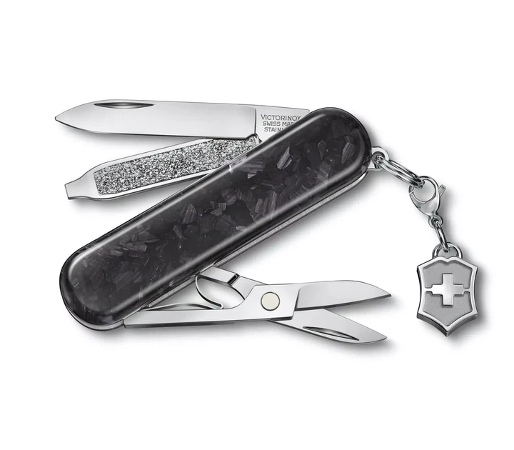 Складной нож Victorinox Classic SD карманный для повседневного использования с карбоновой рукоятью и 5 - Фото 2 Складной нож Victorinox Classic SD карманный для повседневного использования с карбоновой рукоятью и 5 - изображение 2