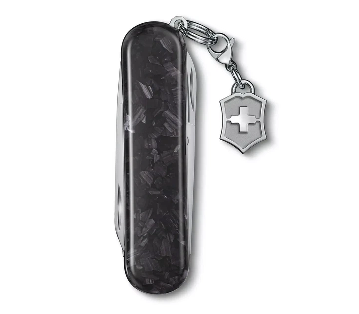 Складной нож Victorinox Classic SD карманный для повседневного использования с карбоновой рукоятью и 5 - Фото 3 Складной нож Victorinox Classic SD карманный для повседневного использования с карбоновой рукоятью и 5 - изображение 3