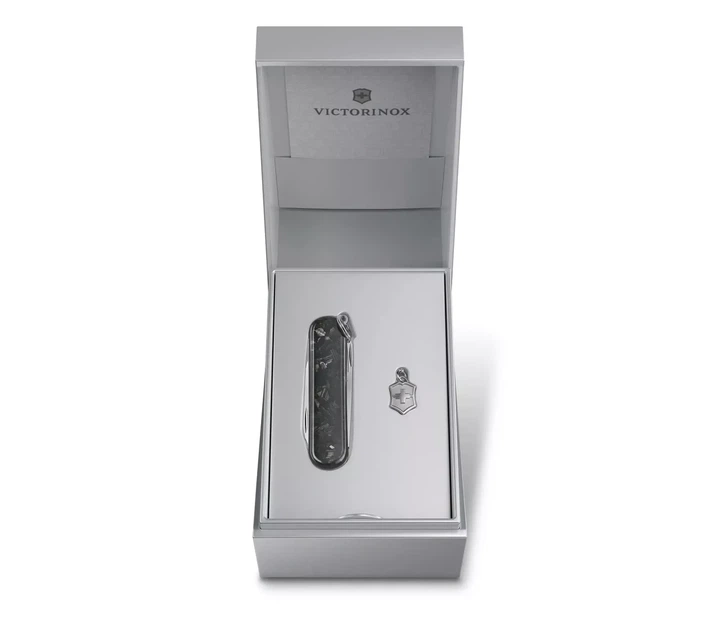 Складной нож Victorinox Classic SD карманный для повседневного использования с карбоновой рукоятью и 5 - Фото 5 Складной нож Victorinox Classic SD карманный для повседневного использования с карбоновой рукоятью и 5 - изображение 5