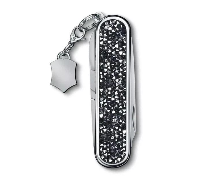 Складной нож Victorinox Classic SD Brilliant Crystal для подарка и повседневного использования с кристаллами 5 - Фото 4 Складной нож Victorinox Classic SD Brilliant Crystal для подарка и повседневного использования с кристаллами 5 - изображение 4