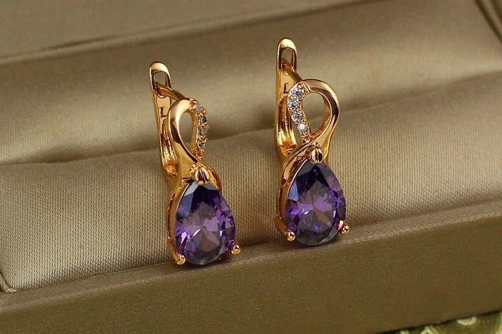Серьги Xuping Jewelry Скандинавия с фиолетовым камнем 1,8 см золотистые - Фото 2 Серьги Xuping Jewelry Скандинавия с фиолетовым камнем 1,8 см золотистые - изображение 2