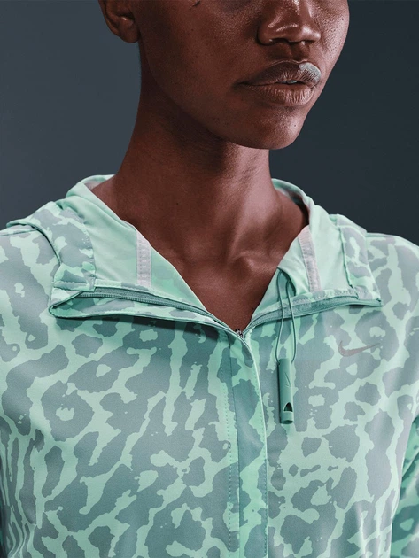 Спортивная ветровка для бега с капюшоном женская Nike W Nk Swift Nvlt Df Jkt IB5844-353 L Мятная (0198481504022) - изображение 9