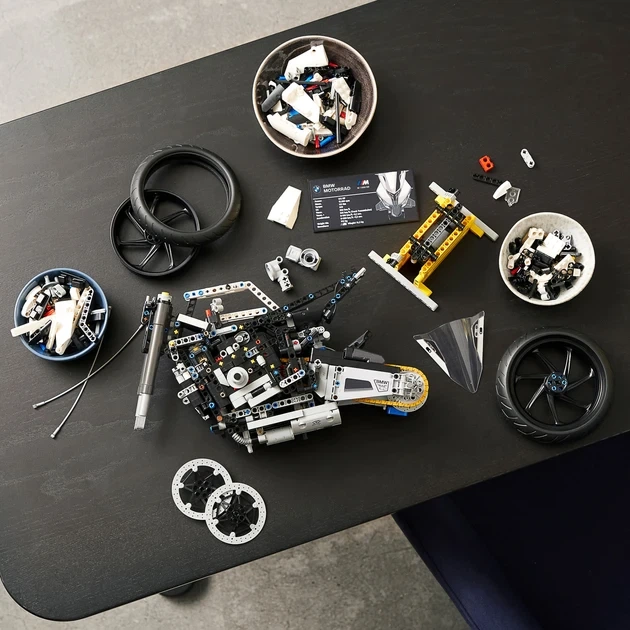 Конструктор мотоцикл Technik BMW M 1000RR (42130), 1920 деталей (2994250313981) - изображение 7