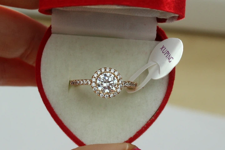 Кільце Xuping Jewelry тонке камінь у колі дрібного каміння з боків каміння р 19 золотисте - Фото 5 Кільце Xuping Jewelry тонке камінь у колі дрібного каміння з боків каміння р 19 золотисте - зображення 5