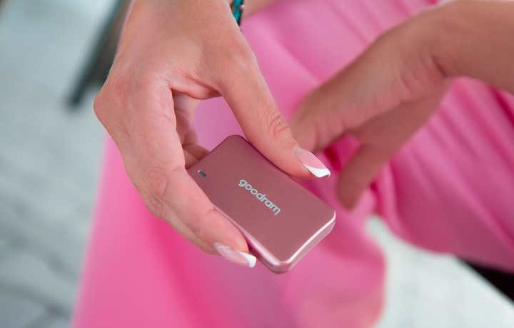 Dysk SSD Goodram HX200 1TB USB 3.2 Type-C Rose Gold (SSDPR-HX200-1K0-RG) External - obraz 5