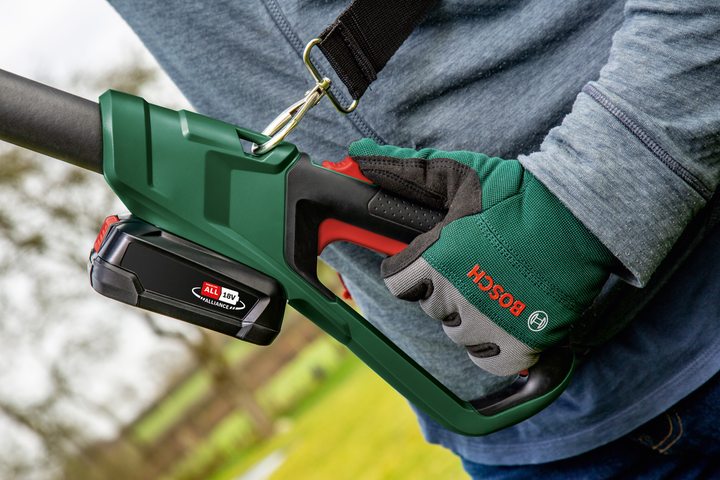 Акумуляторний телескопічний секатор Bosch UniversalChainPole 18 + мастило для бензопил 60 мл + 1 пильний ланцюг 20 см (3165140888110) - зображення 7