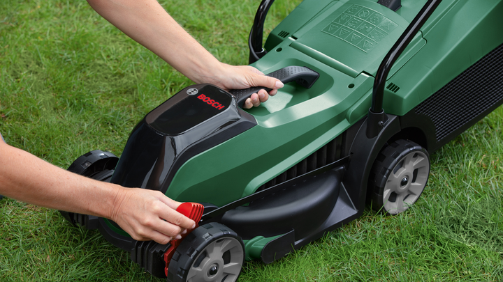 Акумуляторна газонокосарка Bosch CityMower 18V-32-300 + 1 x акумулятор PBA 18V 4.0 Ah + Ящик для трави 31 л + Зарядний пристрій AL 1830 CV (4059952562988) - зображення 12
