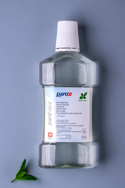 Płyn do płukania jamy ustnej Paro Swiss Dent bezalkoholowy z wyciągiem z goździka zapobiega tworzeniu płytki nazębnej 500 ml (7610458026762) - obraz 2