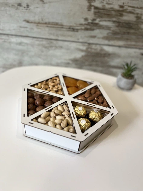 Солодкий подарунковий набір із сухофруктами, горіхами та цукерками Ferrero Rocher - Фото 3 Солодкий подарунковий набір із сухофруктами, горіхами та цукерками Ferrero Rocher - изображение 3