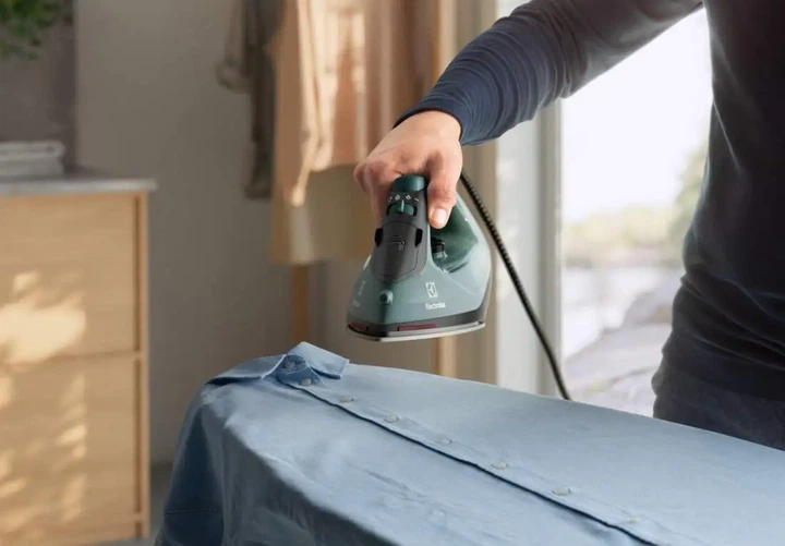 Праска Electrolux, 2400Вт, 250мл, паровий удар 110гр, керамічна підошва, зелено-чорний (00113359) - зображення 5
