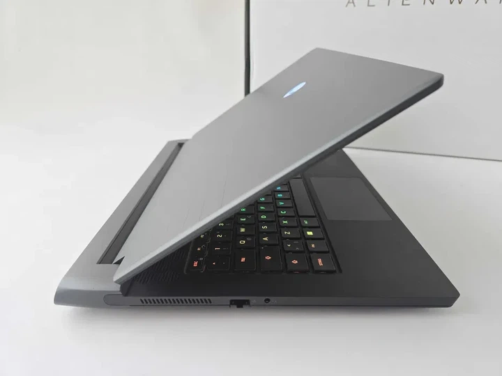 Ноутбук Dell Alienware M15 R7 (2022) R9 6900HX/RTX 3070TI/RAM 16GB/SSD 512GB/165Hz Б\В - Б/В - Фото 4 Ноутбук Dell Alienware M15 R7 (2022) R9 6900HX/RTX 3070TI/RAM 16GB/SSD 512GB/165Hz Б\В - Б/В - зображення 4