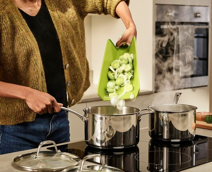 Обробна дошка Joseph Joseph Chop2Pot Plus Regular зелена 21.8 x 38 см (5028420005059) - зображення 10