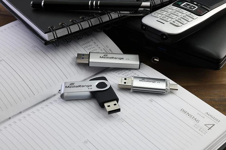 Флешка MediaRange 32 GB USB 3.0 combo flash drive with USB Type-C plug (MR936) - Фото 5 Флешка MediaRange 32 GB USB 3.0 combo flash drive with USB Type-C plug (MR936) - изображение 5