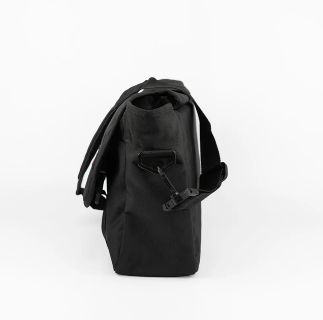 Сумка через плечо EastPak Delegate 008 Black 20L в чёрном цвете. - Фото 6 Сумка через плечо EastPak Delegate 008 Black 20L в чёрном цвете. - изображение 6