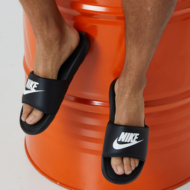 Klapki basenowe męskie Nike Victori One CN9675-002 41 25.8 cm Czarne (194497882079) - obraz 2