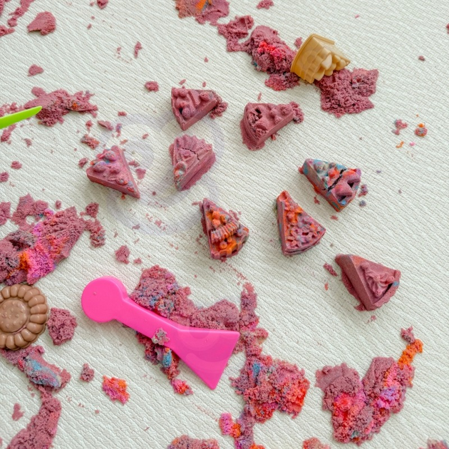 Zestaw Woopie Piasek kinetyczny 6 Kolorów 1.2 kg + Restauracja stolik z foremkami 54795 (5906280654795) - obraz 4