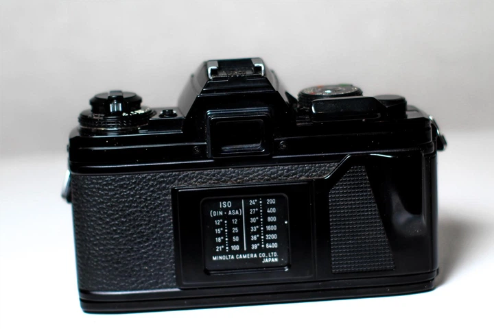 Плівковий дзеркальний фотоапарат Minolta X-700 з об'єктивом Tamron