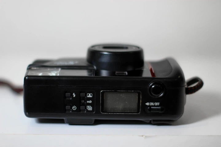 Плівковий фотоапарат Nikon TW Zoom Quartz Date 35-80 mm зі