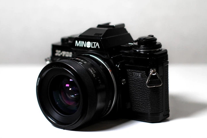 Плівковий дзеркальний фотоапарат Minolta X-700 з об'єктивом Tamron