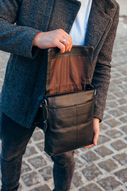 Чоловіча сумка планшет через плече 23х26х6 шкіряна барсетка Tiding Bag SK A75-181 чорна - Фото 9 Чоловіча сумка планшет через плече 23х26х6 шкіряна барсетка Tiding Bag SK A75-181 чорна - зображення 9
