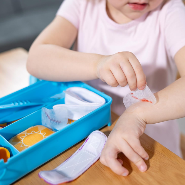 Набір Melissa & Doug Boo-Boos & Bandages Reusable Play Set (681147005556) - зображення 6