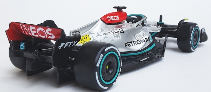 Metalowy model samochodu Bburago F1 Mercedes W13 Performance Lewis Hamilton 1:43 BB-18-38065-44 (4893993380657) - obraz 5