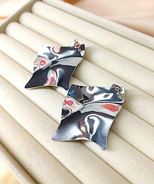 Сережки біжутерія Полотно металеве Fashion Jewelry Сріблястого кольору - Фото 5 Сережки біжутерія Полотно металеве Fashion Jewelry Сріблястого кольору - зображення 5
