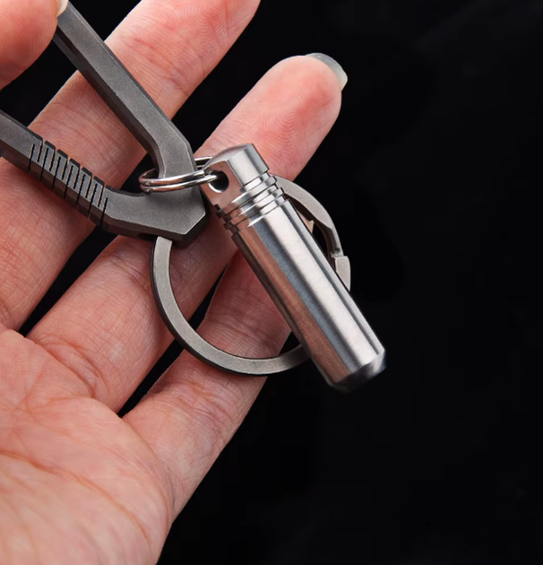 Титановая капсула-таблетница Titanium 39 мм — герметичный водонепроницаемый контейнер-брелок для таблеток GT-9 - Фото 5 Титановая капсула-таблетница Titanium 39 мм — герметичный водонепроницаемый контейнер-брелок для таблеток GT-9 - изображение 5