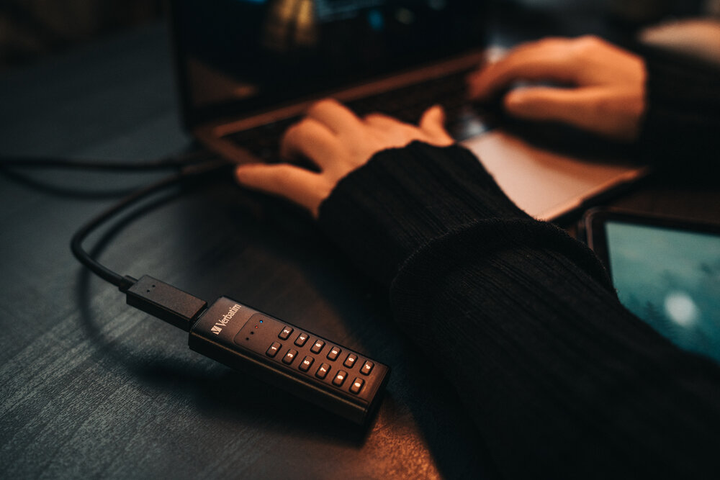 Флеш-пам'ять Verbatim Keypad Secure 128GB USB-C з клавіатурою (23942494324) - зображення 3