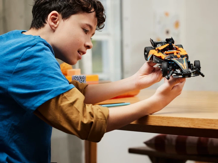 Конструктор Лего техніки Гоночний автомобіль Неом МС Ларен Lego Technic NEOM McLaren Formula E Race Car 42169 - зображення 6