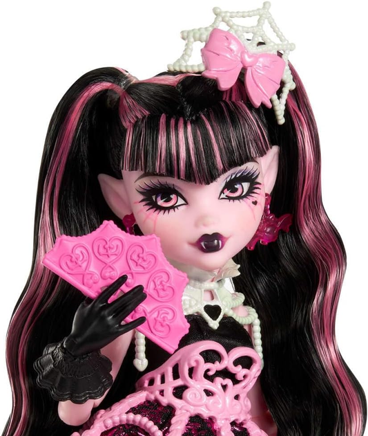 Кукла Монстер Хай Дракулаура Monster High Draculaura Scary Sweet Birthday Doll - Фото 3 Кукла Монстер Хай Дракулаура Monster High Draculaura Scary Sweet Birthday Doll - изображение 3
