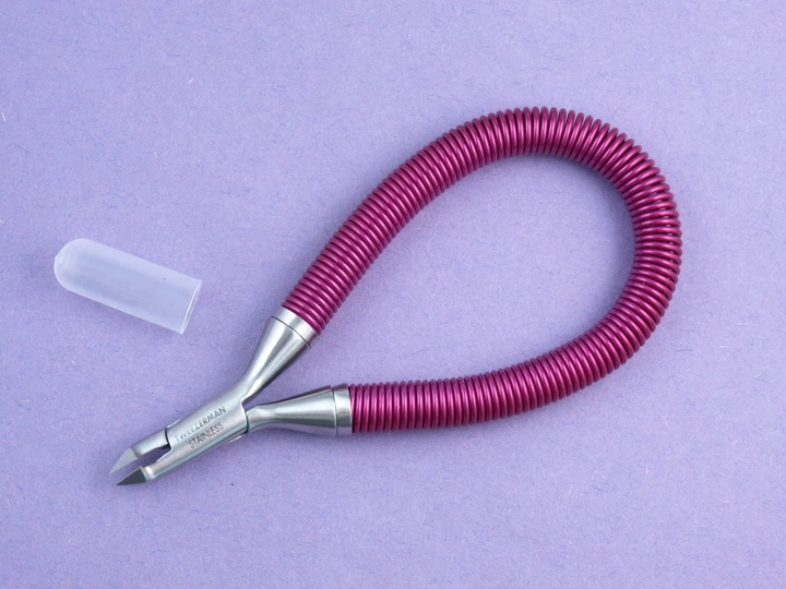 Щипцы для кутикулы Tweezerman Grip & Snip Spiral Spring Cuticle Nipper (12 см) - Фото 5 Щипцы для кутикулы Tweezerman Grip & Snip Spiral Spring Cuticle Nipper (12 см) - изображение 5