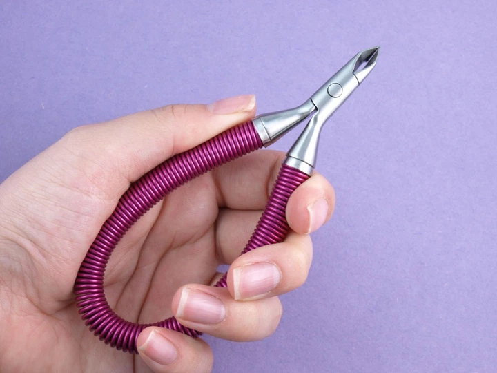 Щипцы для кутикулы Tweezerman Grip & Snip Spiral Spring Cuticle Nipper (12 см) - Фото 8 Щипцы для кутикулы Tweezerman Grip & Snip Spiral Spring Cuticle Nipper (12 см) - изображение 8
