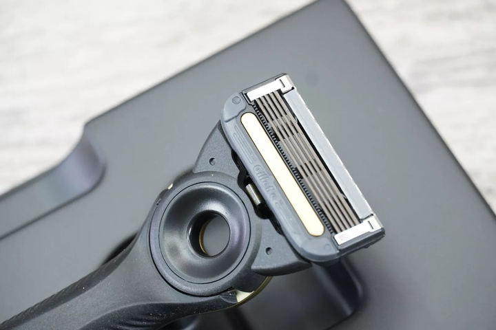 Станок для бритья с подогревом Gillette Labs Heated Razor Starter Kit лимитированная серия золотистого цвета с 5-ю картриджами - изображение 5